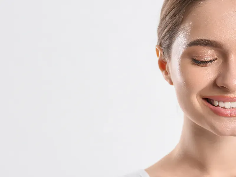 Rostro de mujer de perfil, con los ojos cerrados y una sonrisa serena